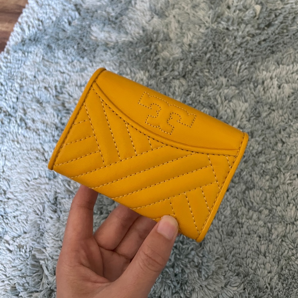 Tory Burch Alexa Foldable Mini Wallet daisy. golden yellow embossed pattern - Picture 4 of 7